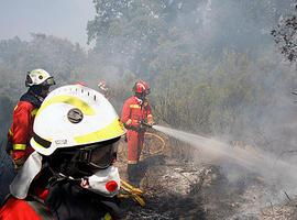 Prosiguen los trabajos de extinción del incendio en Gata, con un militar muerto y tres heridos graves