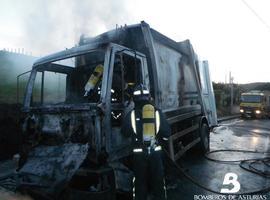 El fuego destruye un camión de la basura, en Tereñes, sin causar víctimas