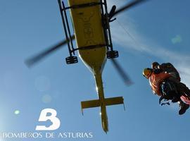 El helicóptero evacua a dos senderistas, uno de ellos con hipoglucemia, desde Tuiza, Lena