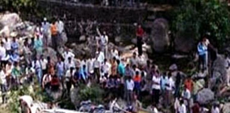 14 muertos y más de 20 desaparecidos al caer un bus a un barranco de 1.000 metros en la India