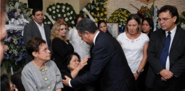 Presidente Fernández asiste al velatorio de Jottin Cury 