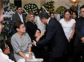 Presidente Fernández asiste al velatorio de Jottin Cury 