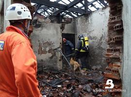 Seis intoxicados en el incendio de una vivienda de la calle Tellerona, en La Felguera