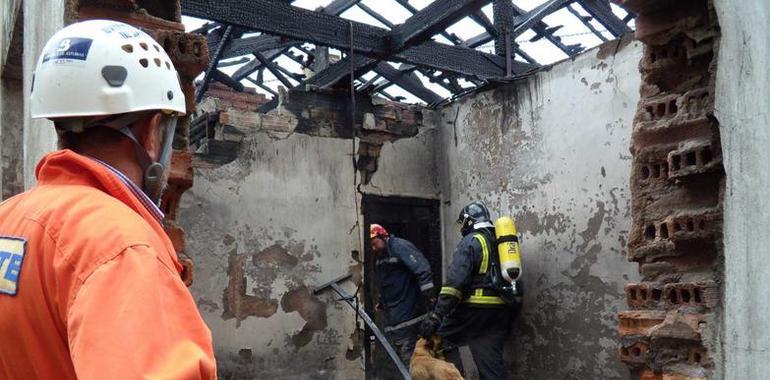 Un incendio destruye una vivienda abandonada cerca del pozu Barredo
