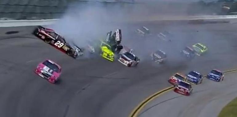 Multitudinario accidente en la NASCAR (vídeo)