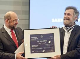 El dibujante sirio Ali Ferzat recoge su premio Sájarov después de meses