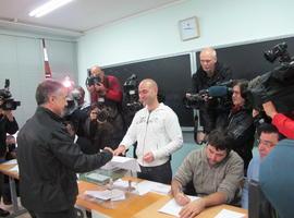 Normalidad en las primeras horas de votación en Euzkadi, salvo un abucheo a Patxi López