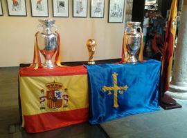 Las Copas de Europa y del Mundo conquistadas por La \Roja\, de \tour\ por Asturias