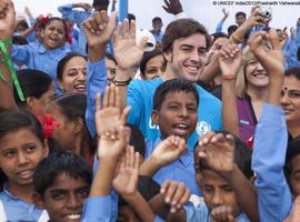 Alonso promueve el uso de jabón entre los niños indues