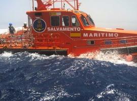 Salvamento Marítimo rescata a los 18 ocupantes de dos pateras localizadas en el Estrecho