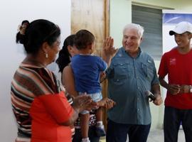 Presidente Martinelli entrega vivienda a boxeador olímpico panameño