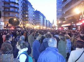 Miles de asturianos se manfiestan en las calles de la capital contra el \austericidio\