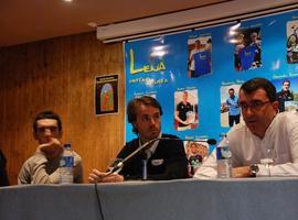 Javier Guillén, Samuel Sánchez y Dani Navarro participaron en un coloquio en Pola de Lena