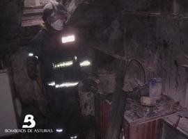 Un incendio destruye una carpintería en San Cristóbal, Avilés