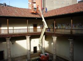 El Ayuntamiento cangués repara la cubierta del Palacio Conde Toreno