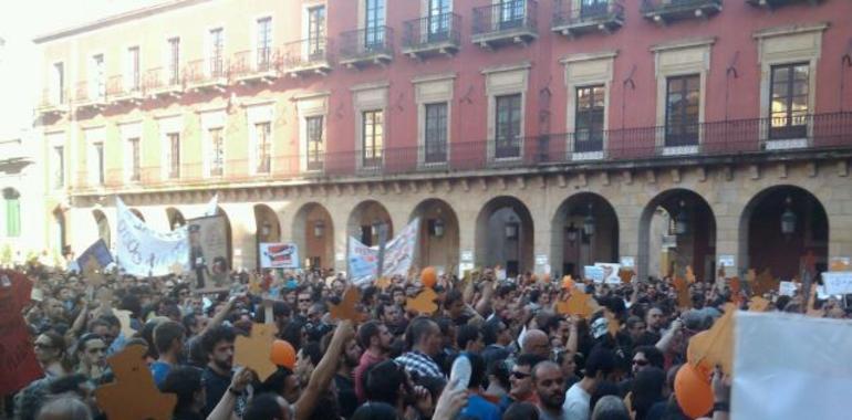 La Plaza Mayor de Gijón, petada de miles de asturianos el 19J