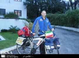 Un ciclista iraní llega a Madrid en su gira mundial 