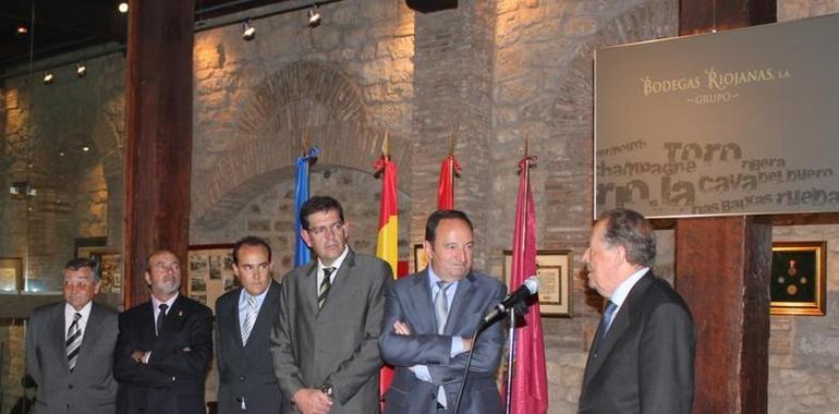 El presidente de La Rioja inaugura la exposición conmemorativa del 120 aniversario de Bodegas Riojanas 