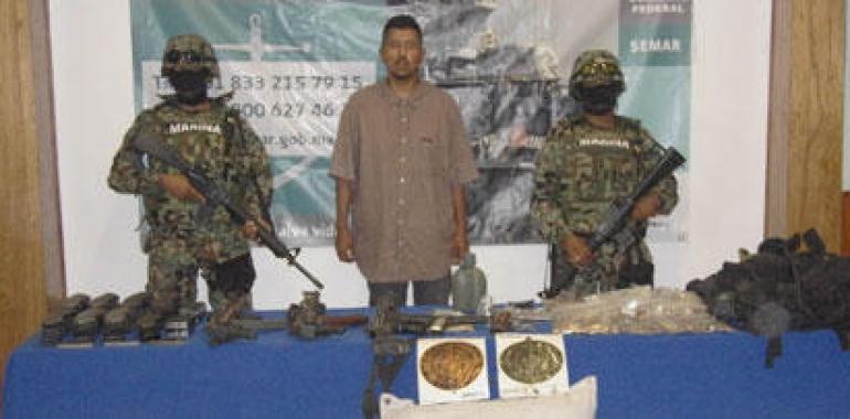 Cuatro detenidos por la Marina mexicana con abundante armamento militar