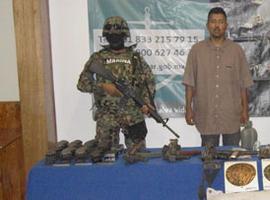 Cuatro detenidos por la Marina mexicana con abundante armamento militar