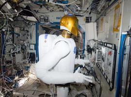 Robonaut repara una válvula en la Estación Espacial