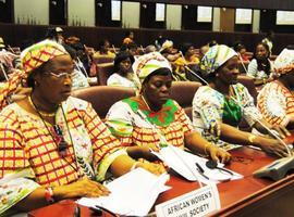 Las mujeres “estrenan” el Palacio de Conferencias de Sipopo