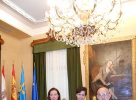 La familia Álvarez Viña presenta a la alcaldesa el programa para el año Cervantino