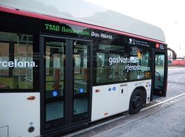 El primer autobús de gas natural comprimido transformado en híbrido eléctrico circula por Barcelona