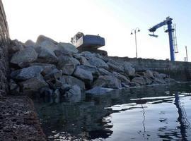 Campo: “La obra de la rampa del puerto de Castropol es de dudosa legalidad, desastrosa y chapucera”