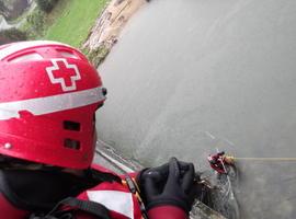 El equipo de emergencias de Cruz Roja participa en la búsqueda del desaparecido en el rio Esva 