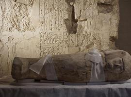 Arqueólogos españoles descubren el ataúd intacto de un niño de hace 3.500 años en Egipto 