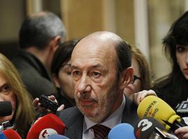 Rubalcaba emplaza a Rajoy a que explique si cobró sobresueldos y si los cobró en blanco o en negro 