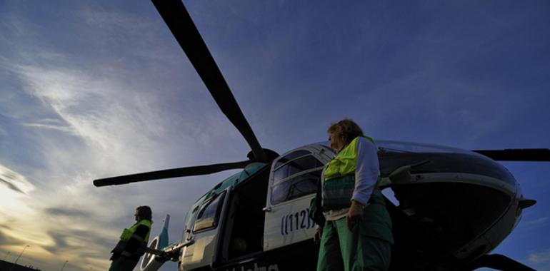 Un helicóptero de la Ertzaintza rescata a un motorista accidentado