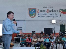 Santos afirma que si no avanzan las negociaciones de paz \"nos paramos la mesa\"