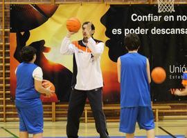 El escolta del Oviedo Baloncesto, Victor Pérez se entrena con los pequeños