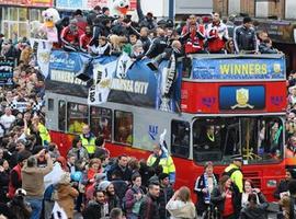 Swansea se echa a la calle para celebrar la Copa de la Liga