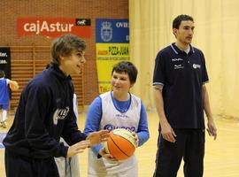 Los jugadores del Oviedo Baloncesto, Fran Cárdenas y Víctor Pérez comparten entrenamiento con el equipo alevín