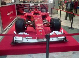 El coche de Alonso se expone en Oviedo