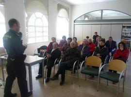 La Guardia Civil informa sobre el Plan Mayor Seguridad en Riegu, Llanes