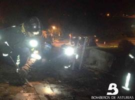 El fuego destruye el tejado de una vivienda en Mántaras, Tapia