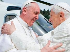 Francisco y Benito XVI celebran hoy el primer encuentro de dos vicarios de Cristo en la Tierra
