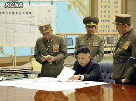 Kim Jong Un firma el plan de ataque con misiles a bases norteamericanas