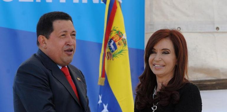 La Presidenta argentina dialoga con su par venezolano Hugo Chávez 