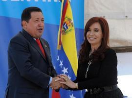 La Presidenta argentina dialoga con su par venezolano Hugo Chávez 