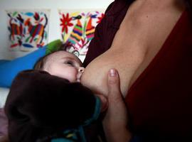 Alimentar al bebé solo con leche materna reduce el riesgo de contagio del VIH