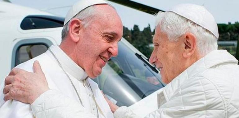 Conferencia de Julián Herrojo sobre el pontificado de Benedicto XVI, en el Ateneo Jovellanos