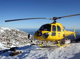Traslado en helicóptero a Arriondas de un excursionista que sufrió una crisis en el lago Ercina