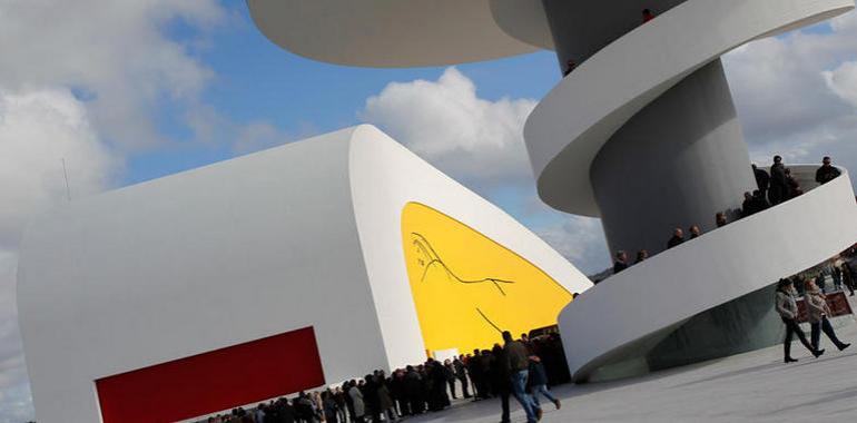 Periodistas y agentes de viajes brasileños visitan Asturias atraídos por la obra de Óscar Niemeyer
