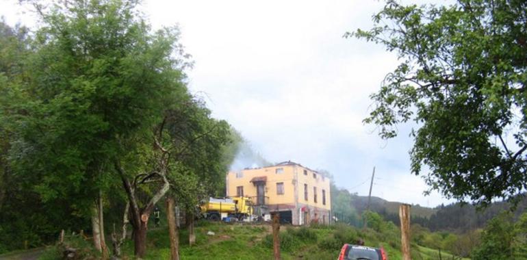 El fuego destruye una vivienda de tres plantas en Villarraba, Salas