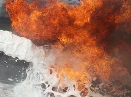 El incendio de un vehículo pesado obliga a cerrar el Huerna